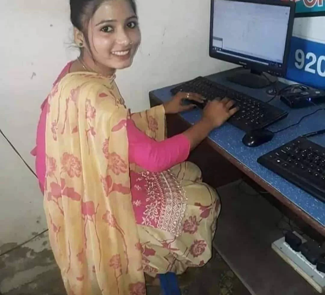 delhi-genuine-young-college-girl-and-housewife